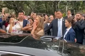 叙利亚总统夫人到北外，学生热情欢迎图片