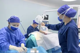 9岁女孩复查视力，意外查出睑内翻倒睫图片