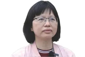 男孩举书包挡雨 她冒雨下车送伞图片