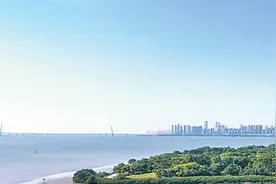 新修订的海洋环境保护法施行一年间——守护好碧海银滩图片