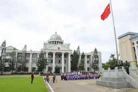 海南三沙迎来北京师生，一面国旗传递爱国热情图片