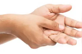 被它扎手还拔不出来刺儿！就非得用它吗？图片