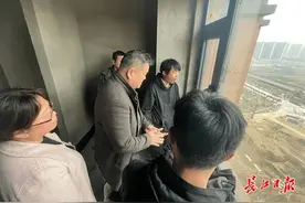 我家窗户怎么总漏风？物业：江边风大，专家：不是图片