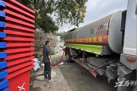 横峰县：洒水车“喝”上再生水图片