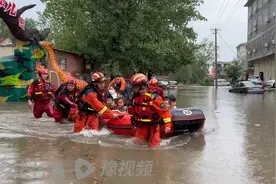 “叔叔保护我 我不冷”安阳市内黄一幼儿园师生因暴雨被困 消防员在齐腰深的积水中往返三次安全护送图片