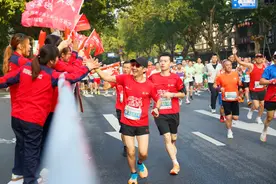 为爱跑的你加油！杭马国内冠军赢得1吨汽油图片