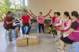 三亚市妇联联合健瑞儿集团向患病女孩捐赠特殊配方奶粉图片