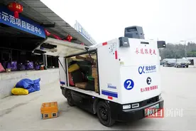 无人快递车驶进湖北崇阳小山村，实现快递精准投递图片