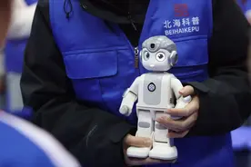 济源：机器人亮相“开学第一课”图片
