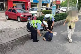 发现老人侧翻路边 潍坊高密交警、热心群众急伸援手图片