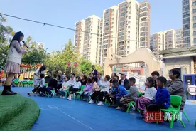 这群光谷“老小孩”走进幼儿园过节日，小朋友送“我为爷爷奶奶染头发”特别礼物图片
