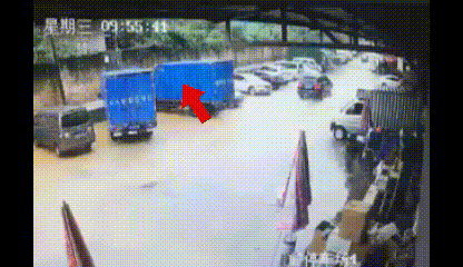 连日暴雨致围墙倒塌砸坏隔邻停车场的车，谁的责任？图片