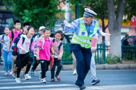 奔跑的护学“爸爸”仕东亮获评2023年“诚信之星”图片