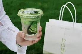 奈雪首家green店新品「浓抹干酪香水椰」成品牌销量TOP1图片
