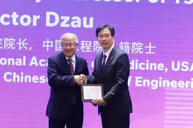 美国国家医学院院长曹文凯受聘清华大学名誉教授图片