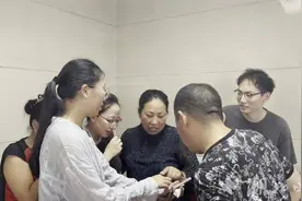 几代民警接力寻亲，襄阳公安最早儿童走失案迎来大团圆结局 走失50年的女儿回家了图片