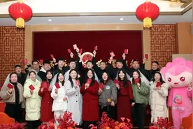 图集｜集体领证 幸福合影图片