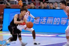 浑身假动作！徐杰背转身“晃退”江苏两人命中投篮图片