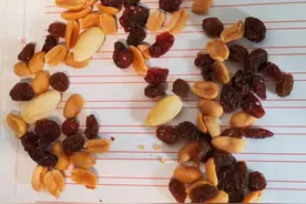 坚果中暗藏蓝色“药片”！开学季提高警惕→图片