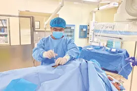 104岁老人摔倒胸椎压缩性骨折，烟台山医院为其植入“骨水泥”图片