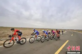 2023中国公路自行车公开赛（包头·达茂旗站）开赛图片