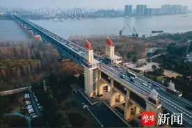 56年来首次用大型机械“搓澡”！南京长江大桥铁路桥面开展大机清筛图片