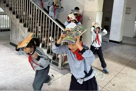 临“震”不慌，小学举行演练，让安全筑师生心间图片