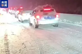 受持续降雪影响 国道318折多山路段临时交通管制图片