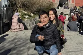 “背小儿麻痹症男友登泰山”系炒作？当事人：只为记录爱情图片