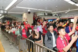“绿色出行，从我做起” 亚泰四将端午假期与球迷一同乘坐长春轨道6号线图片