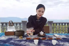 年轻人上茶山体验“新中式”生活 助茶旅融合发展图片