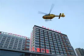 “空中 120”开辟云端生命线：青岛妇儿医院成功完成山东省最小出生胎龄的危重早产儿空中转运图片