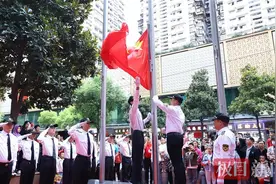 每年国庆举行升旗仪式，这支退伍军人组成的国旗护卫队坚持了12年图片