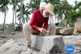 助力弘扬东坡文化 儋州老石匠简神行年逾70仍精心制作仿古器具图片