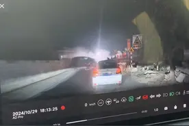 小汽车冲撞葫芦岛地方监护铁路道口 未与火车刮碰图片