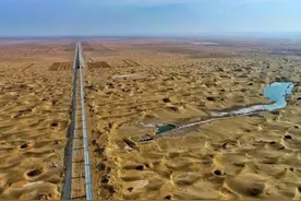 中国第一大沙漠下暴雨了！铁路人这样应对图片