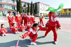 小学生连上厕所的时间都快没了！人民日报评论：这10分钟不该消失！图片