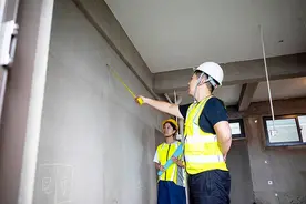 闪电律解｜合理吗？10万装修款被设计师挪用，业主要担责 律师：需根据合同内容判断图片