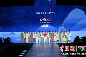 “2024武汉时裳产业荟”盛装开幕图片
