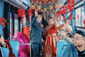 宝鸡：新人引领新风尚 公交变身“囍”婚车图片