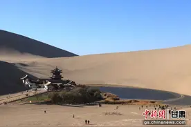 甘肃敦煌：月牙泉秋色如画图片