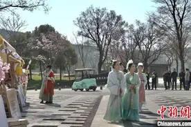 南京民众赴约非遗“春牛首” 享浓浓春意图片