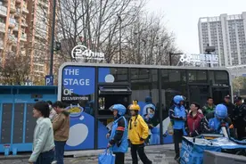 浙江杭州：“小哥驿站”24小时不打烊图片