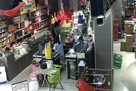 河南一男孩吃糖被噎住，超市老板用海姆立克急救法成功施救图片