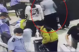 赶火车黑色行李箱最易拿错，铁警提醒做好记号图片