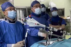 76岁阿婆二尖瓣重度关闭不全，不开胸，这样治……图片