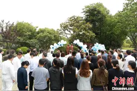 “中国肝胆外科之父”吴孟超逝世三周年 医护墓前悼念祭扫图片