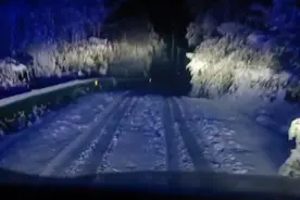 孕妇凌晨3点临产，医护用“雪橇”拖行400米送上救护车图片