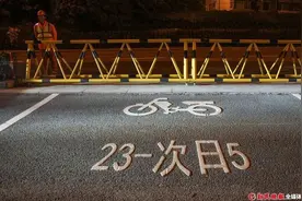 上海首条夜间电动自行车越江隧道启用，情况如何？来看现场直击→图片