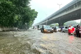越南暴雨持续 首都河内部分地区交通中断图片